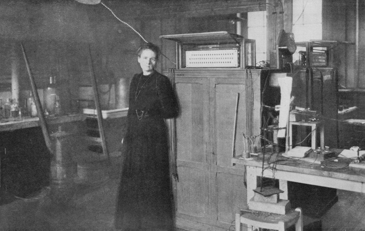 Marie Curie, polskfödd fransk fysiker, i sitt laboratorium, 1912 av Unbekannt