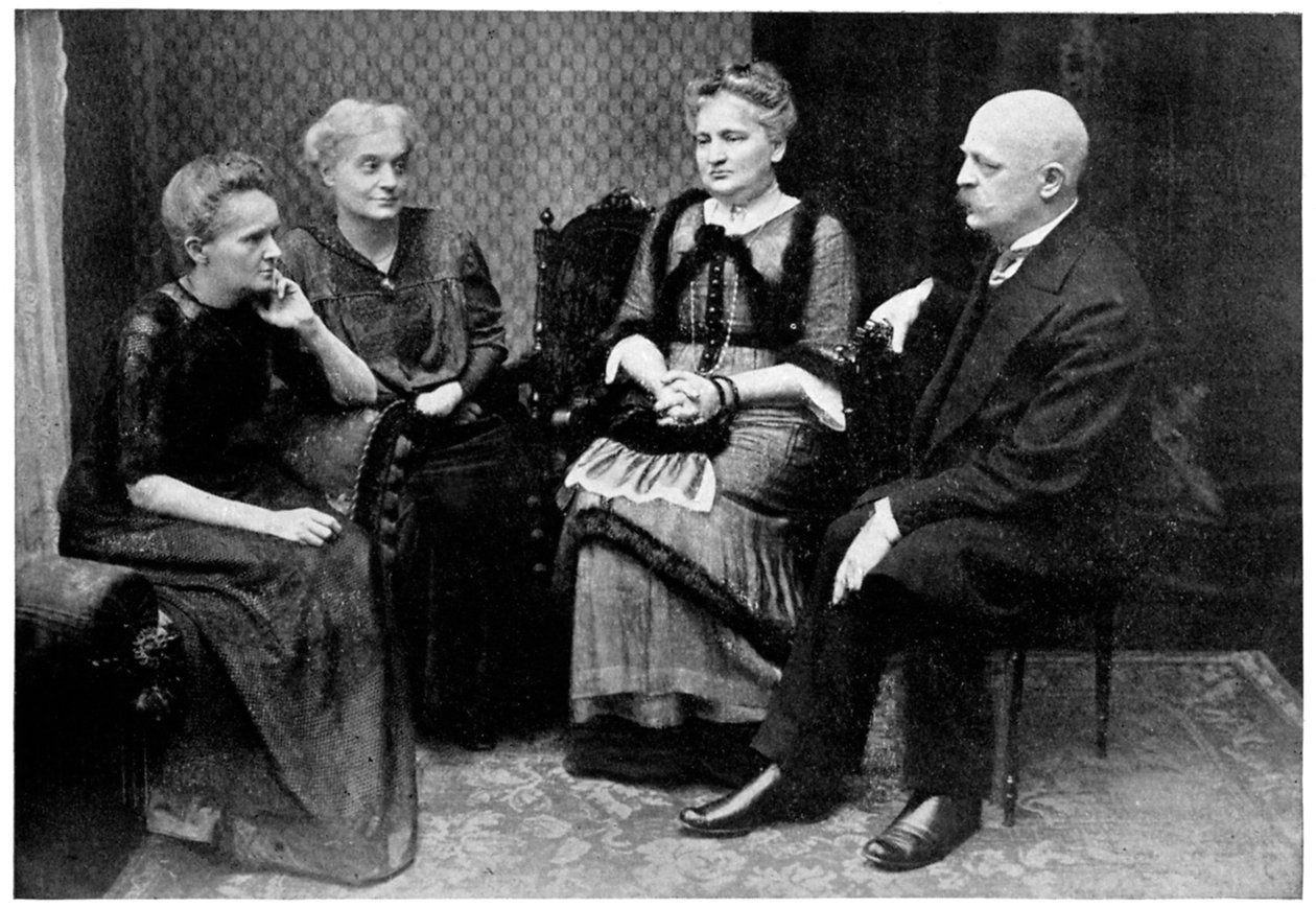 Marie Curie, polskfödd fransk fysiker med medlemmar av sin familj i Warszawa, Polen, 1912 av Unbekannt