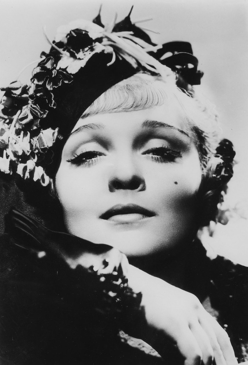 Marlene Dietrich 1901-1992, tyskfödd amerikansk skådespelerska, sångerska och underhållare, 1900-talet av Unbekannt