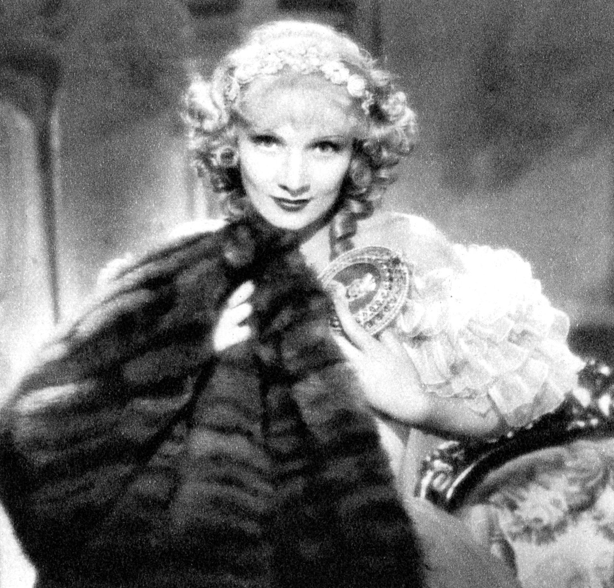 Marlene Dietrich, tyskfödd amerikansk skådespelerska, 1934-1935 av Unbekannt