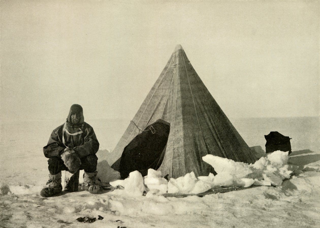 Marshall utanför ett tält, vid lägret, c1908, 1909. av Unbekannt