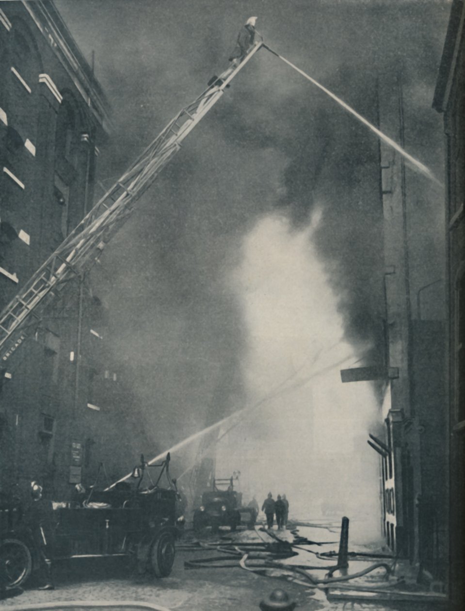 Massade styrkor av den moderna brandmannen ställde mot en stadsbränna, c1935 av Unbekannt