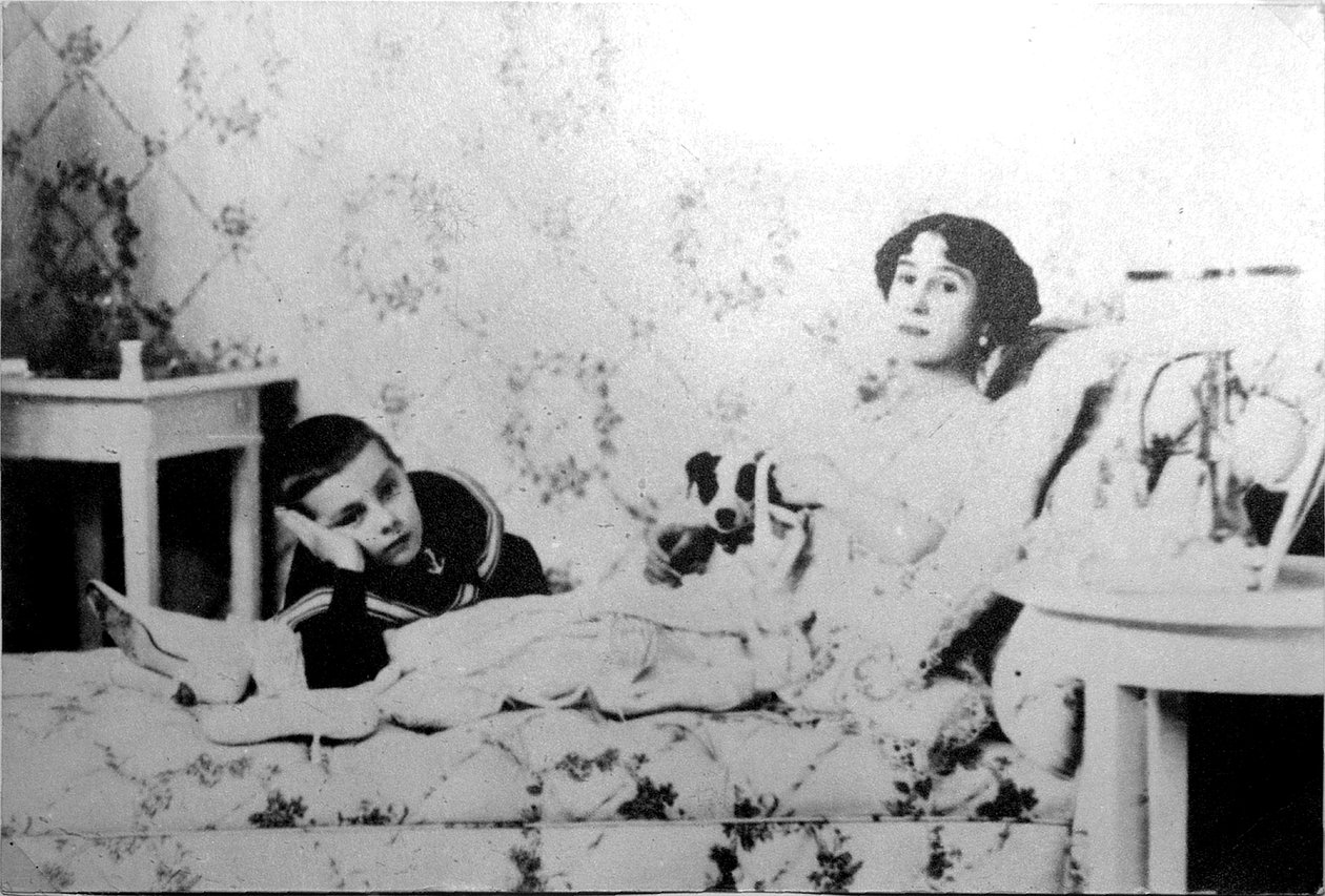 Mathilde Kschessinska, rysk primaballerina, med sin son, Volodya, 1910 av Unbekannt
