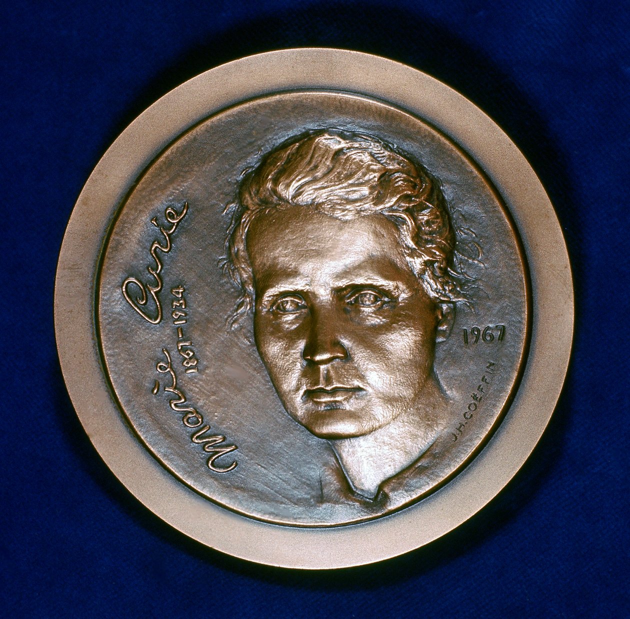 Medalj till minne av Marie Sklodowska Curie, polskfödd fransk fysiker, 1967 av Unbekannt
