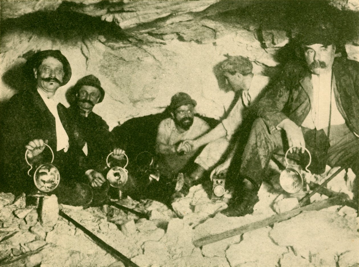 Möte mellan de två tråkiga parterna vid den slutliga piercingen av Lotchbergtunneln, c1930. av Unbekannt