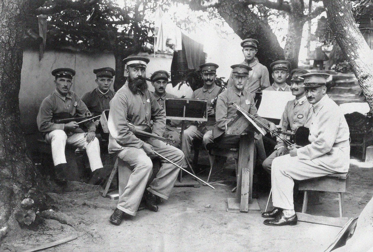 Medlemmar av en tysk Bando POW-lägerorkester i Tokushima Prefecture, ca. 1917. av Unbekannt