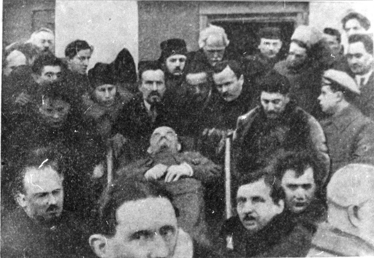 Medlemmar av centralkommittén som bär Lenins kista, 27 januari 1924 av Unbekannt