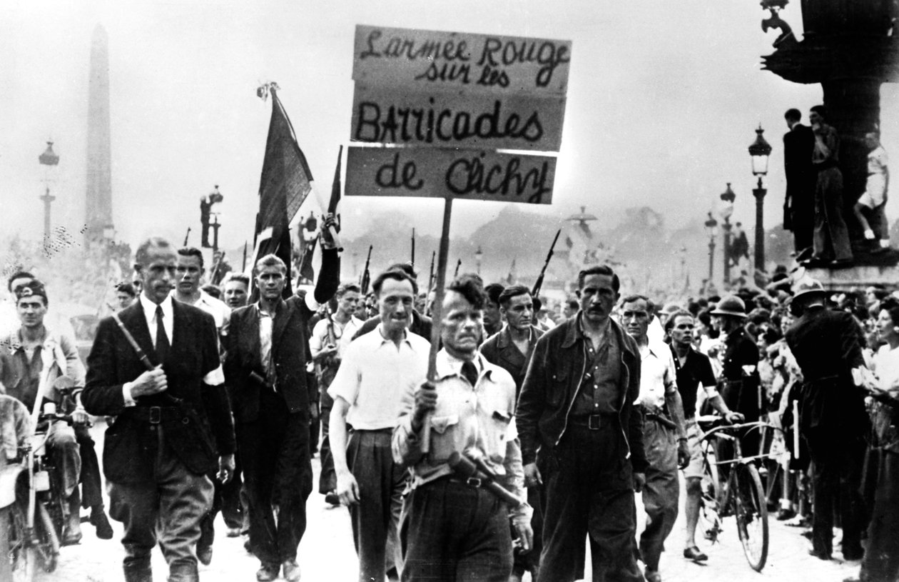 Medlemmar av motståndsrörelsen marscherar på Place de la Concorde, Paris befrielse, augusti 1944 av Unbekannt