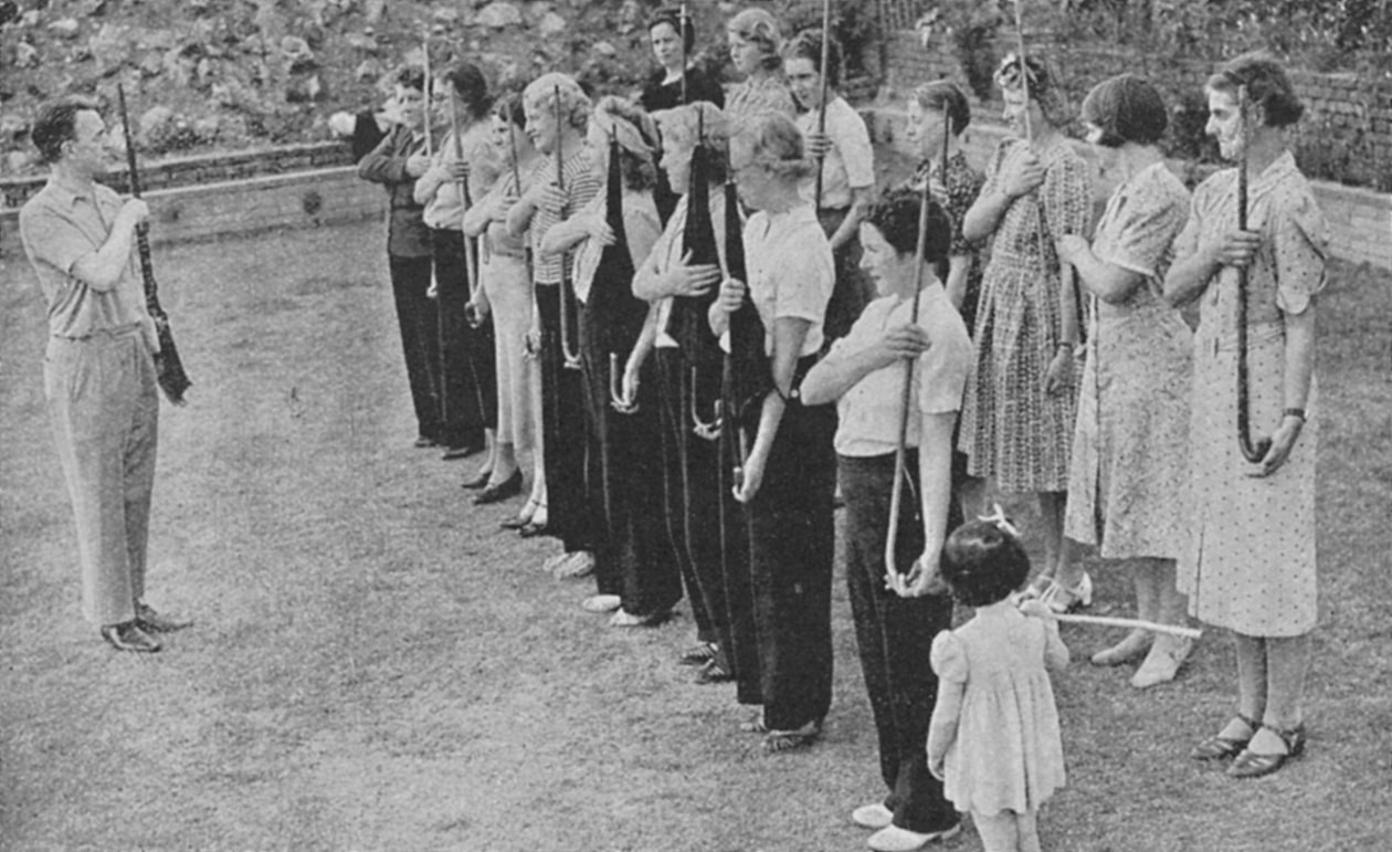 Medlemmar av Womens Volunteer Defence Corps utbildas i gevärsövning, andra världskriget, 1940 av Unbekannt