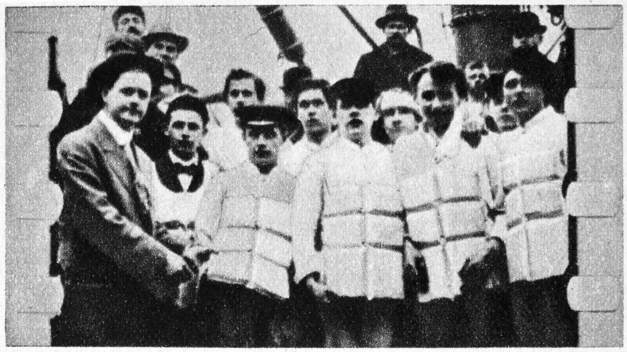 Medlemmar av besättningen på Titanic i sina flytvästar, 1912 av Unbekannt