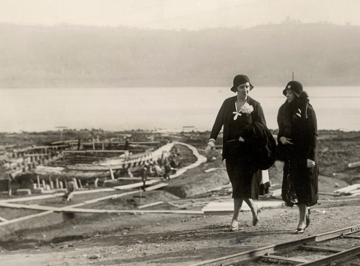 Millicent Veronica Willison, hustru till William Randolph Hearst, besöker arbetet för återställning av antika romerska skepp från Lake of Nemi, ca 1930 (s/v foto) av Unbekannt