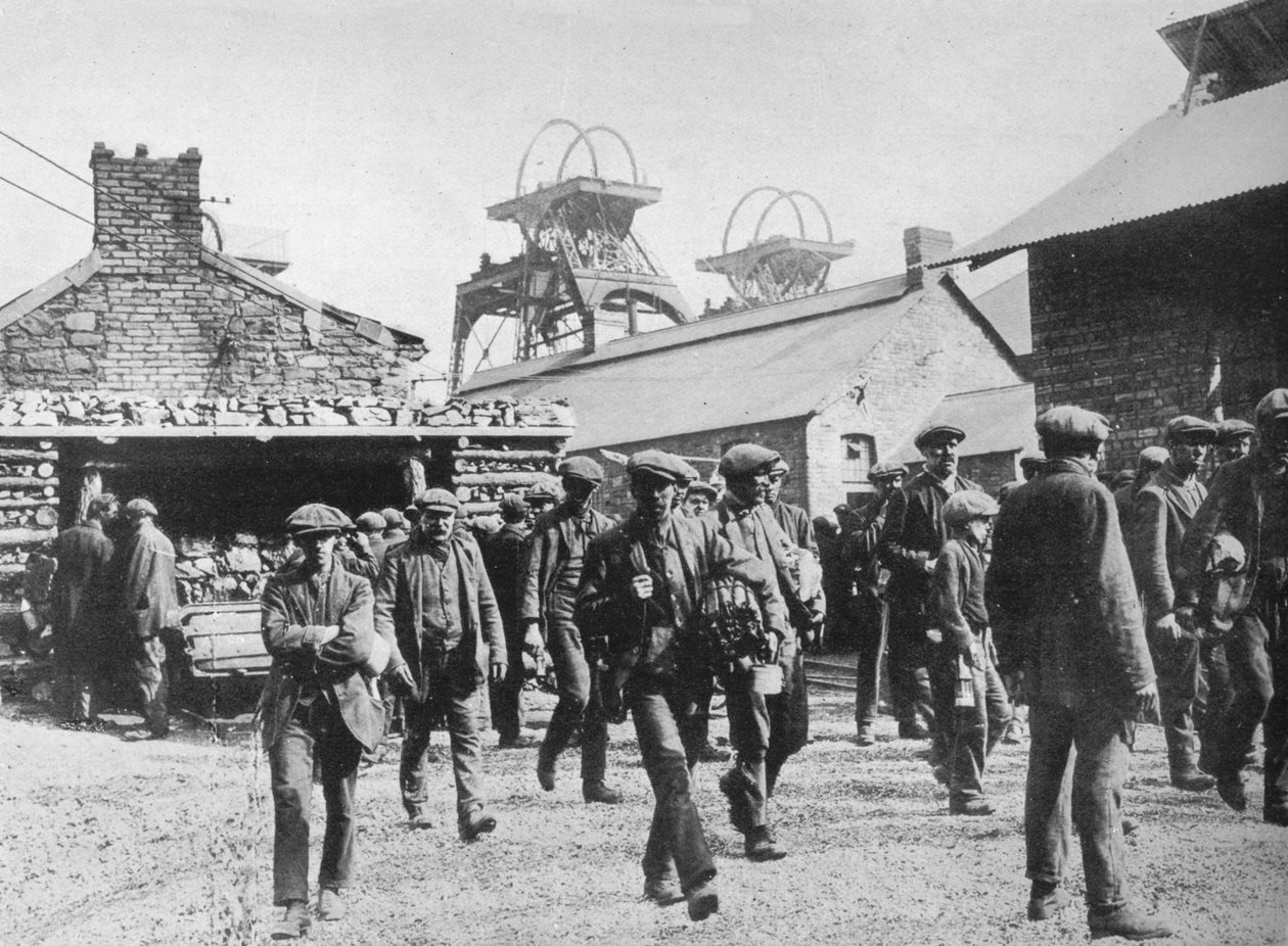 Gruvarbetare som lämnar pithead efter utgången av deras strejkmeddelanden, 1915 av Unbekannt