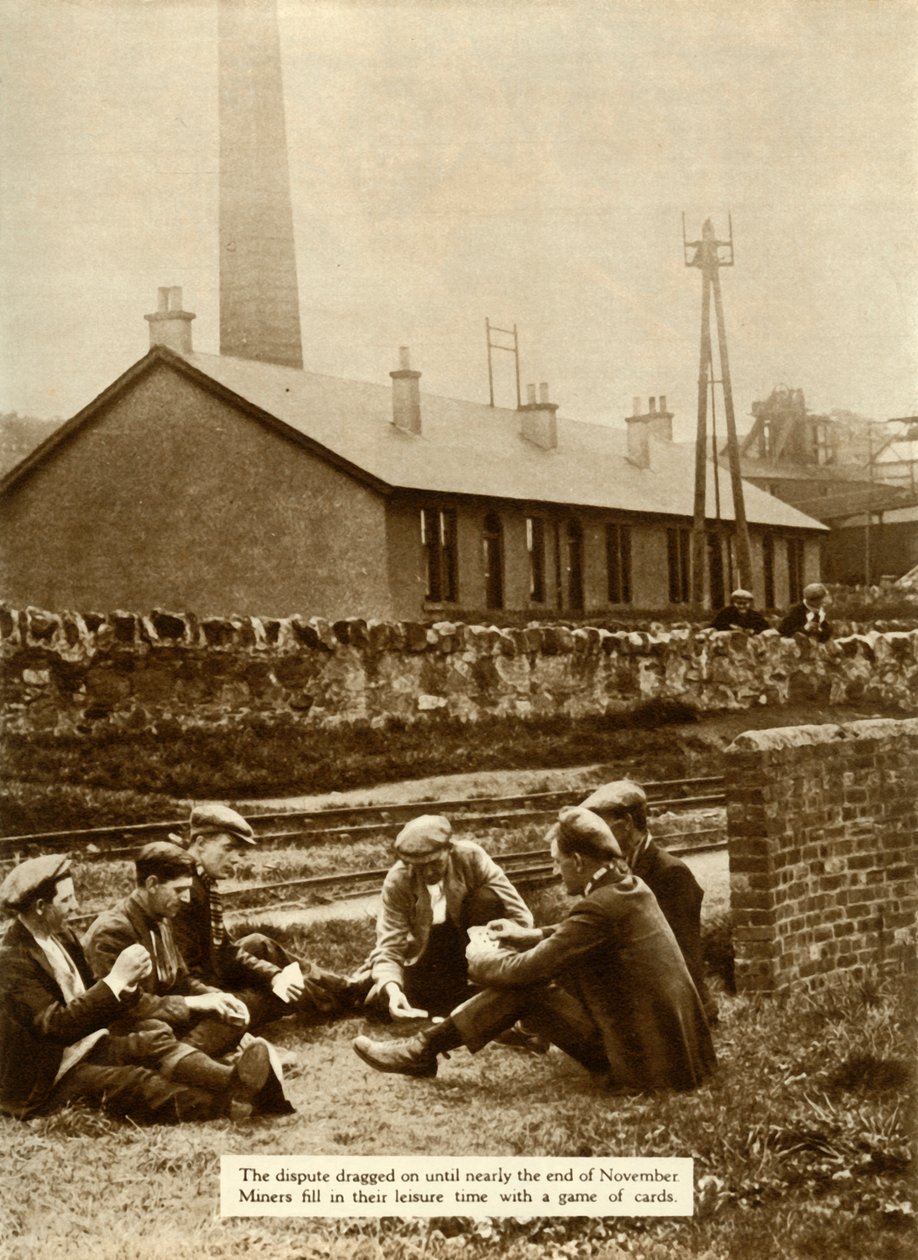 Gruvarbetare som spelar kort under generalstrejken, Storbritannien, 1926, 1935. av Unbekannt