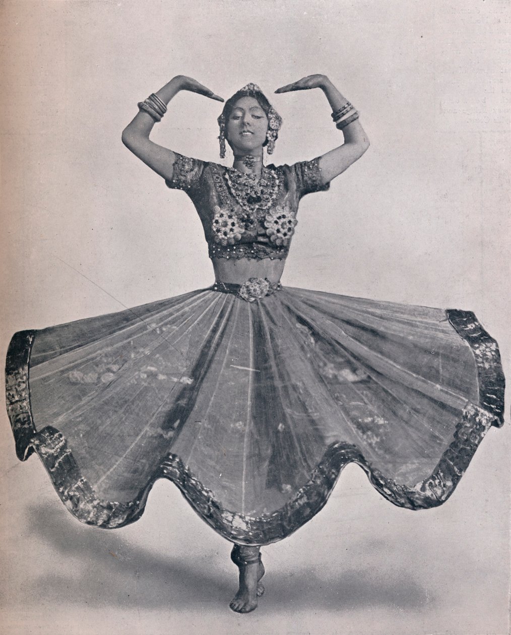 Fröken Ruth St. Denis i sin märkliga ostindiska dans på Aldwych Theatre, 1906 av Unbekannt