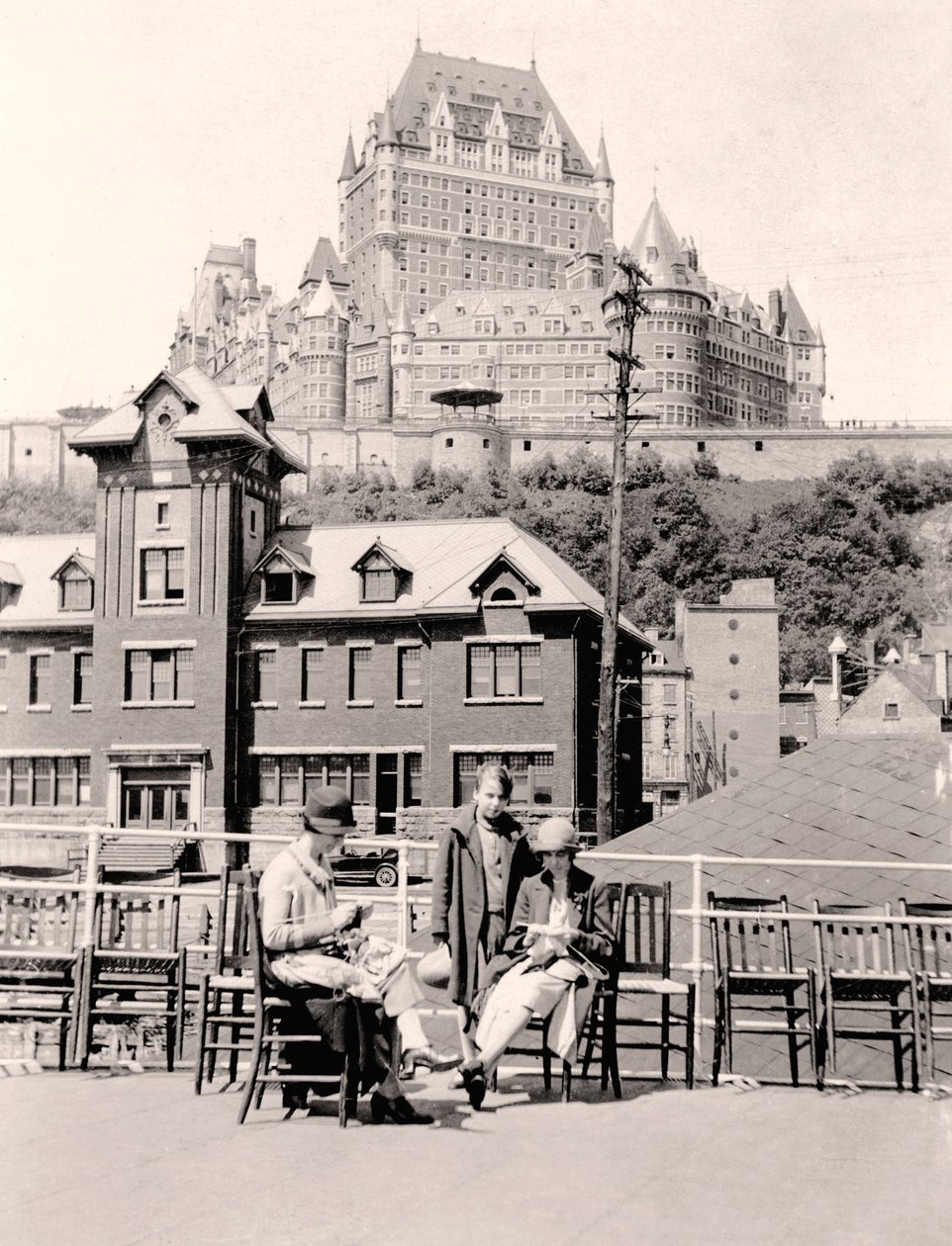 Miss Simpson & Jeane på däck av Steamboat, Lisle dOrleans, Quebec Wharf, 1926 av Unbekannt
