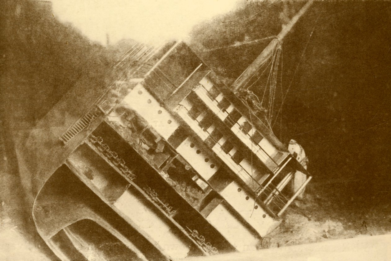 Modell som visar Laurentic som hon ursprungligen låg, 120 fot under ytan, c1930. av Unbekannt