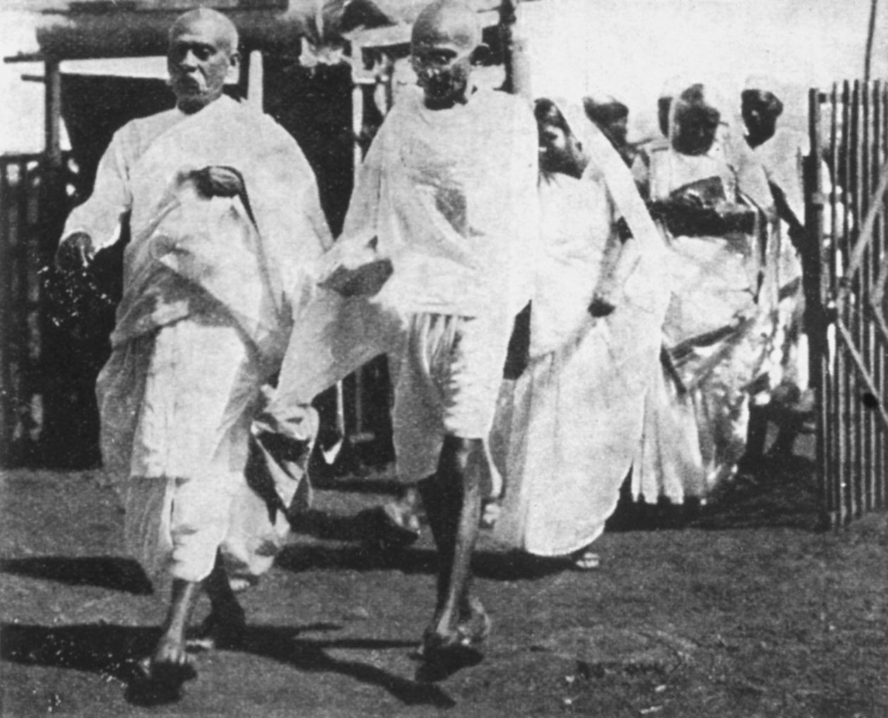 Mohandas Gandhi, indisk nationalistledare, på väg till kongressen, 1932 av Unbekannt