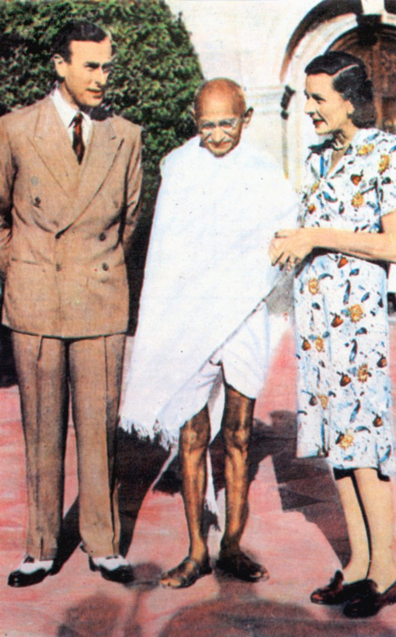 Mohandas Karamchand Gandhi 1869-1948, stående mellan Lord och Lady Mountbatten av Unbekannt