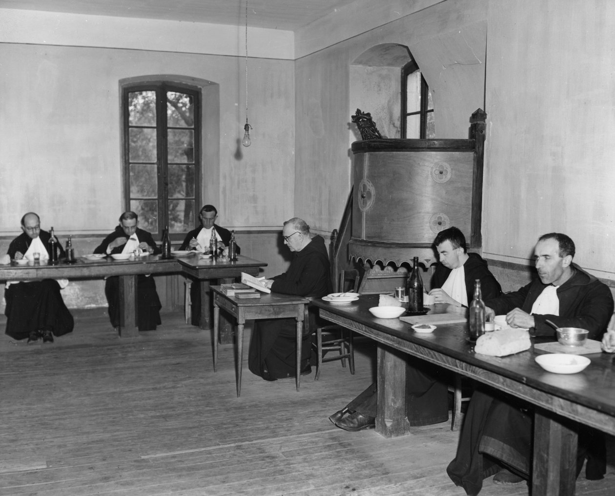 Munkar vid middag i matsalen, Asile St Leon, Frankrike, c1947-1951 av Unbekannt