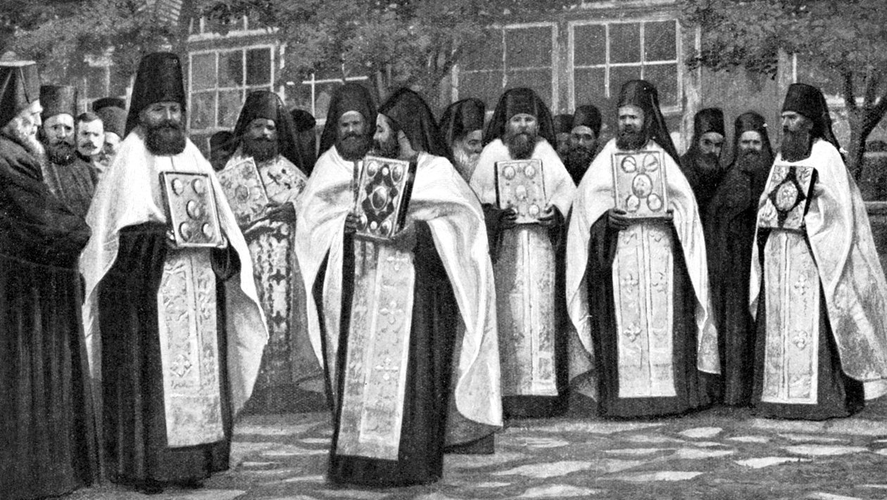 Munkar från den grekiska kyrkan som bär volymer av liturgin, Grekland, 1922 av Unbekannt