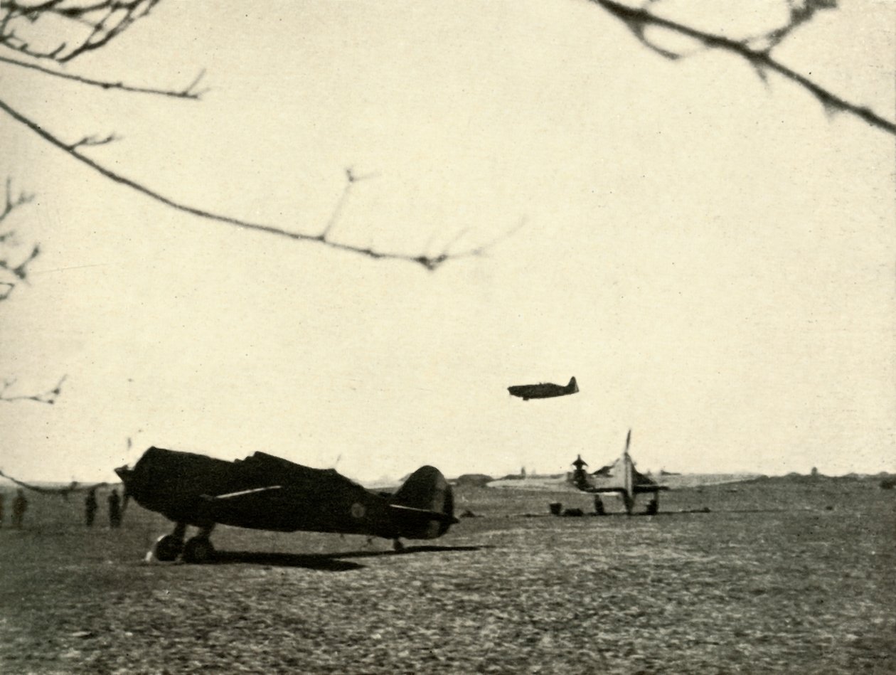 Morane 406 på Vassincourt Aerodrome med franska Curtiss Hawk och Hurricane, 1939-1940, 1941. av Unbekannt