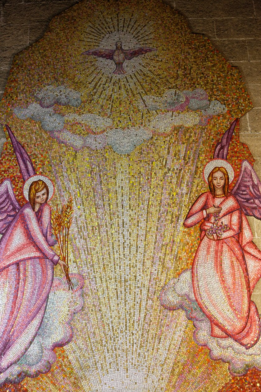 Mosaik i kyrkan Sacro Cuore di Gesu: änglar och helig spöke, Gallipoli, Italien av Unbekannt