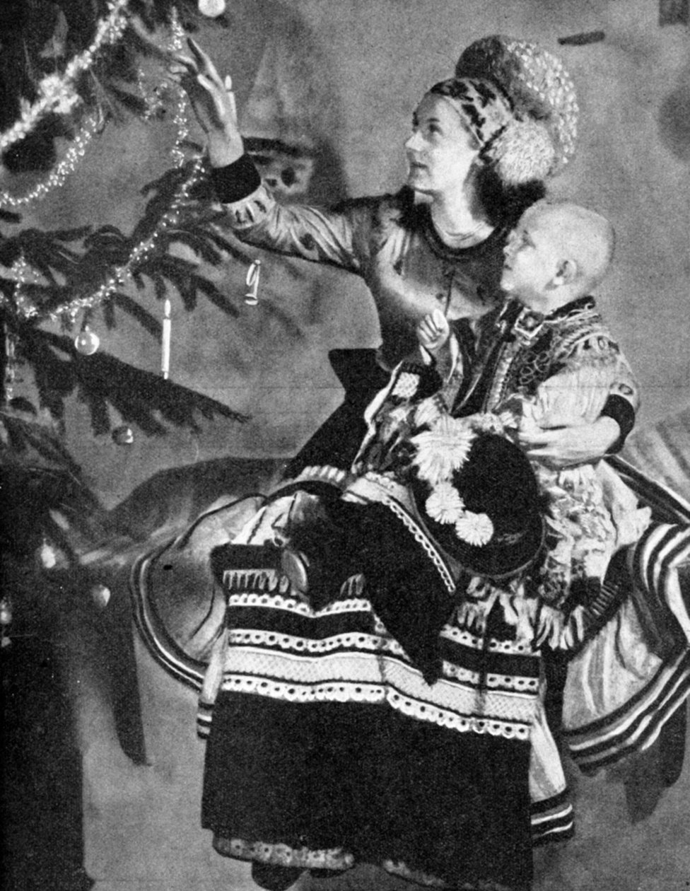 Mor och barn med julgran, Matyo people, Miskole, Ungern, 1936 av Unbekannt