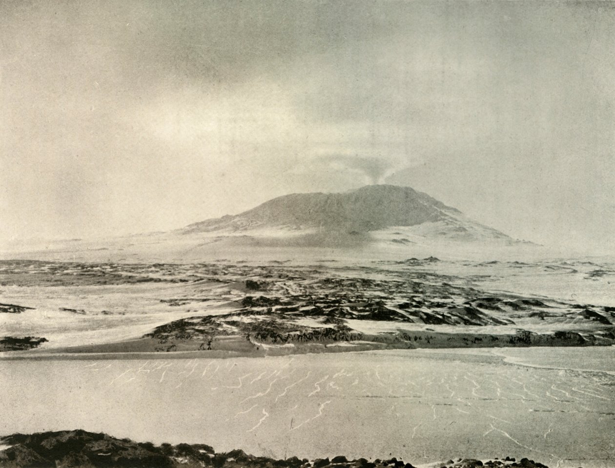 Mount Erebus i utbrott den 14 juni 1908, 1909 av Unbekannt