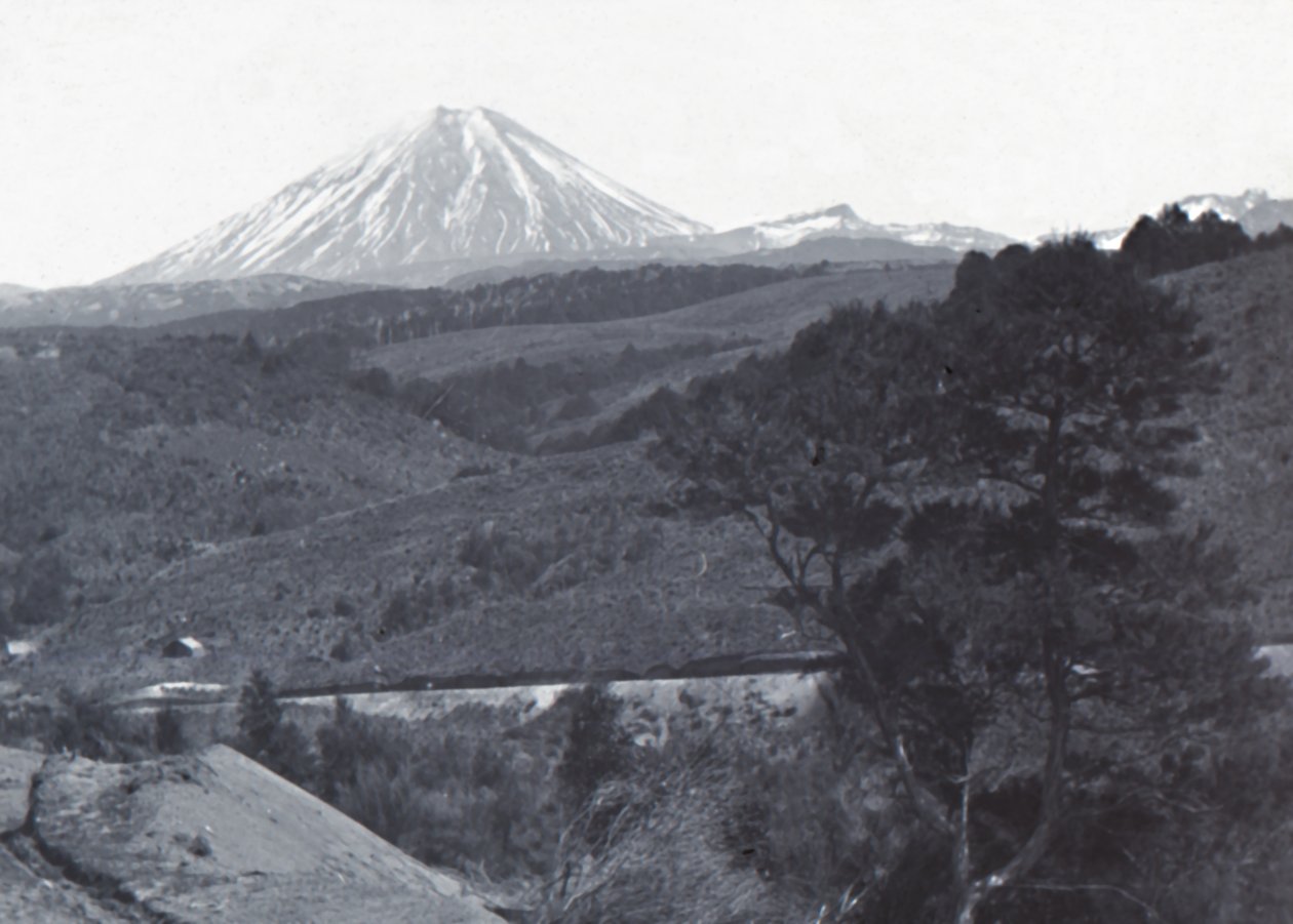 Mount Ngauruhoe, sent 1800-tidigt 1900-tal. av Unbekannt