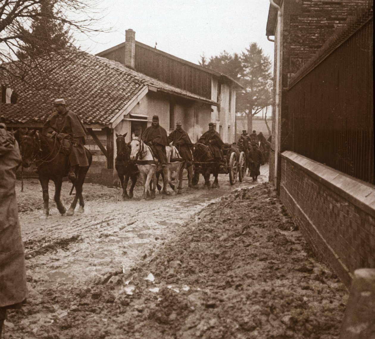 Beridna franska soldater med artilleri, c1914-c1918 av Unbekannt