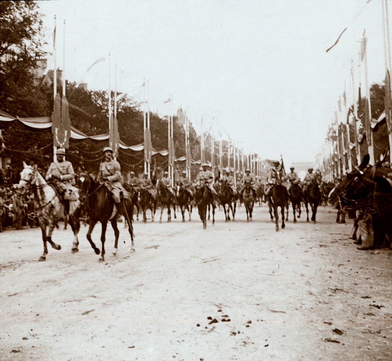 Beridna officerare, segerparad, Paris, Frankrike, c1918-c1919 av Unbekannt