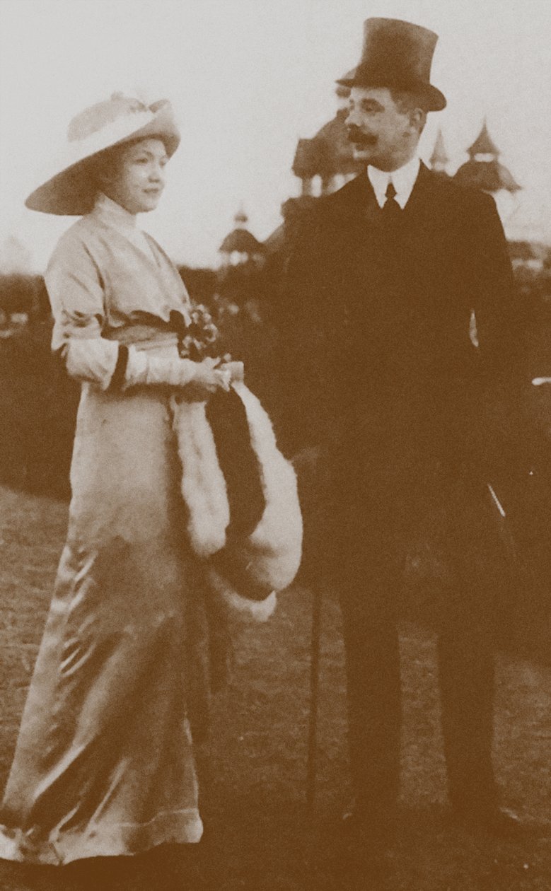 Moura Budberg med sin första make von Benckendorf vid Berlin Horse Racing, 1913 av Unbekannt