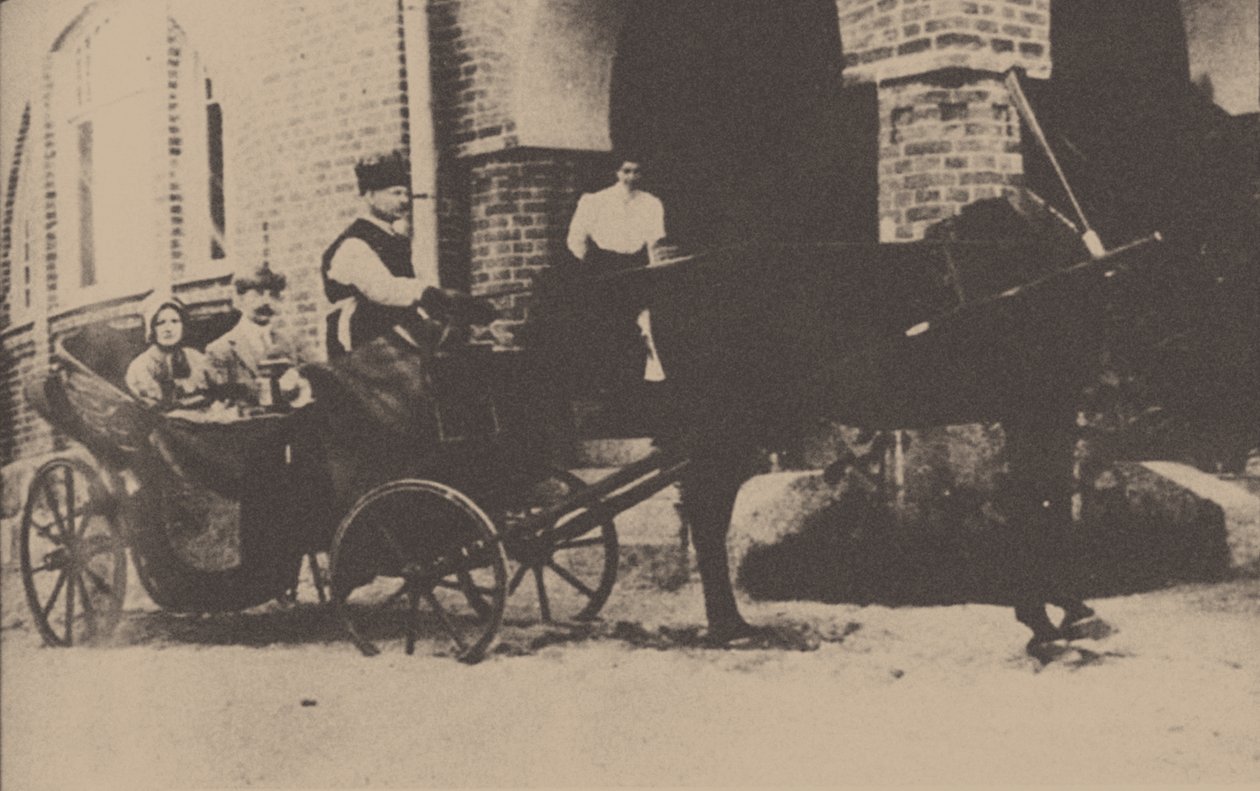 Moura Budberg med sin första make von Benckendorf i en vagn på deras estniska egendom, 1912 av Unbekannt
