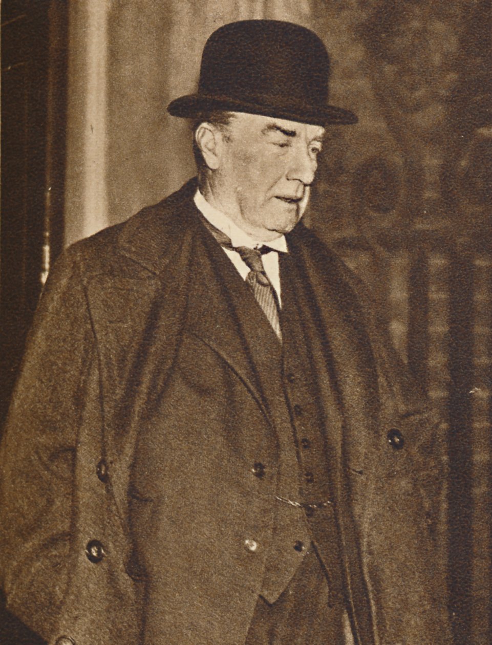 Mr. Baldwin lämnar nr 10 för att besöka kung Edward på fortet, 5 december 1936 1937 av Unbekannt