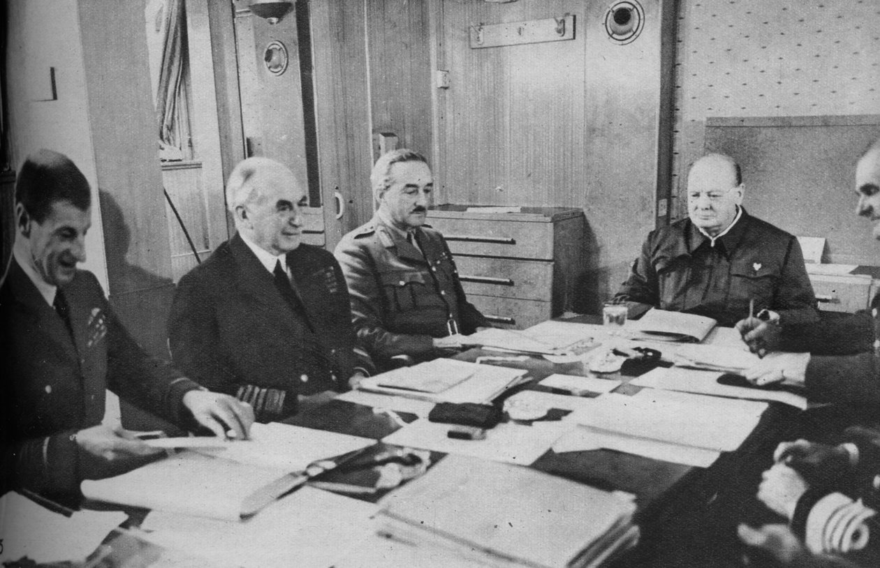 Mr Churchill vid en konferens ombord på fartyget, 1943-1944. av Unbekannt