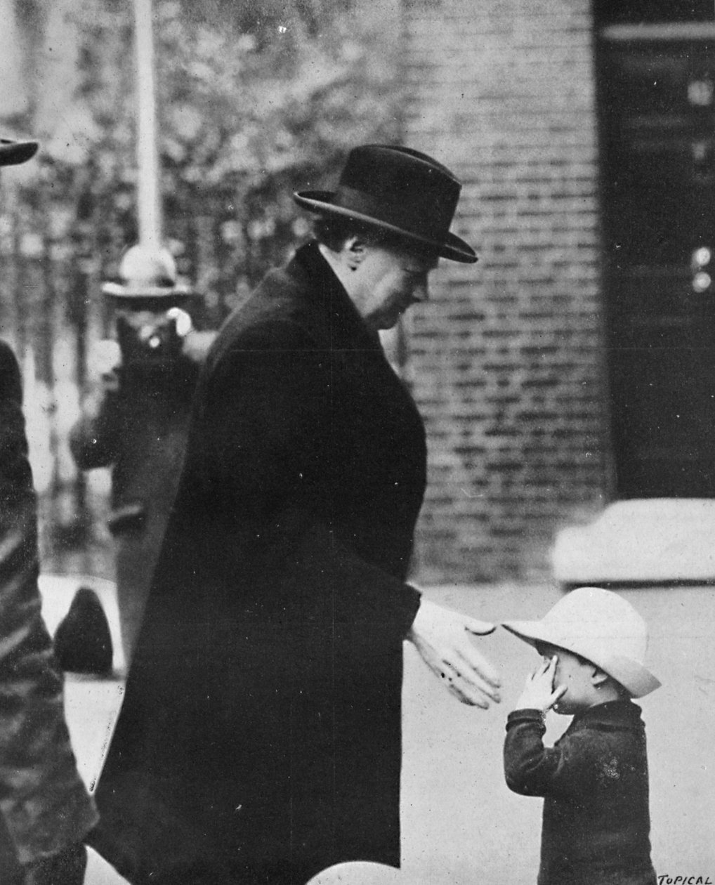 Herr Churchill närvarade vid ett regeringsmöte under generalstrejken 1926, 1926, 1945 av Unbekannt