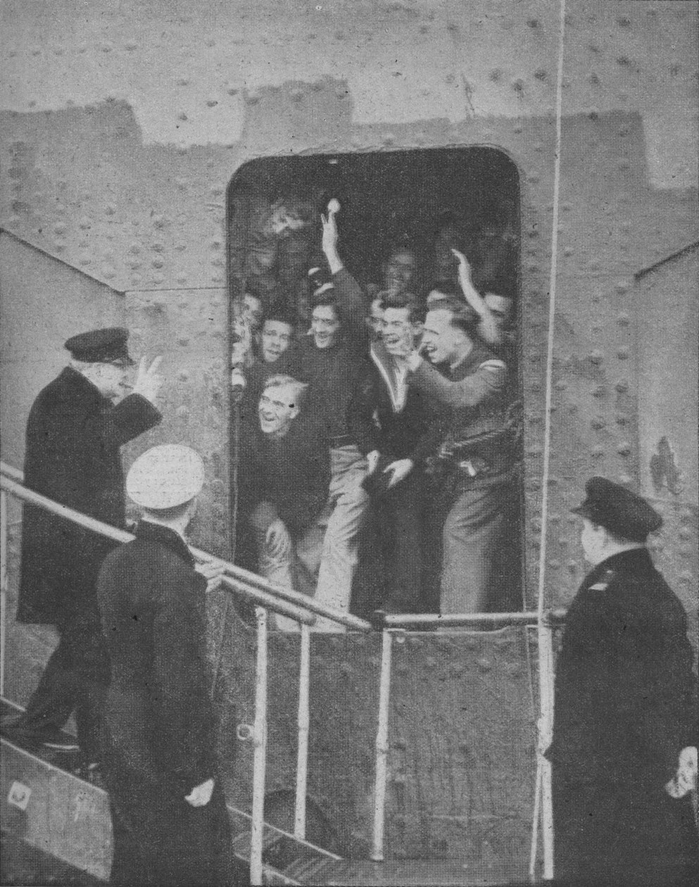 Mr Churchill ger V-tecknet till jublande medlemmar av fartygets besättning, 1943-1944 av Unbekannt