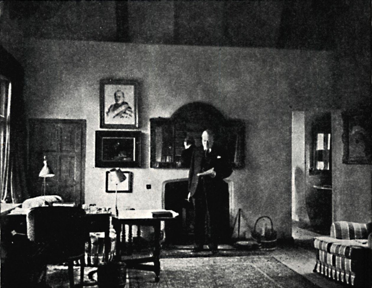 Mr Churchill i hans studie i Westerham, 1930-talet, 1945. av Unbekannt