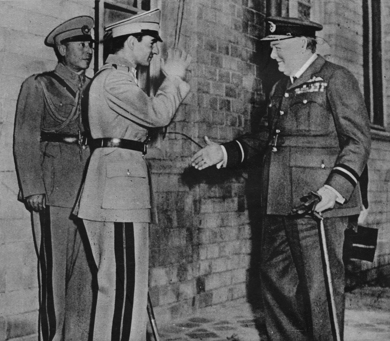 Herr Churchill hälsas av Shahen av Persien, 1943 av Unbekannt