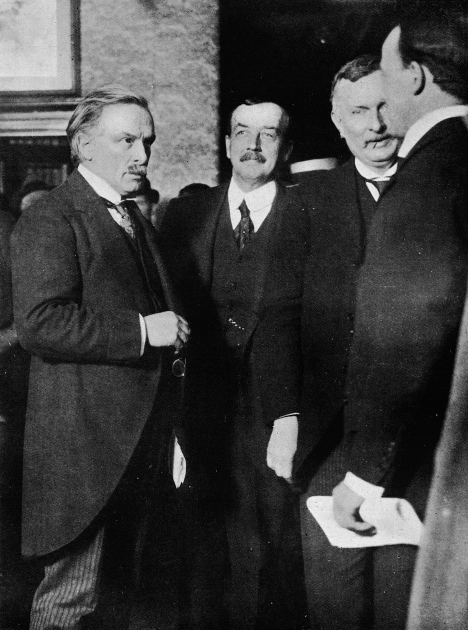 Mr Lloyd George, Mr Runciman och Mr Henderson på Park Hotel, Cardiff, efter deras intervju av Unbekannt
