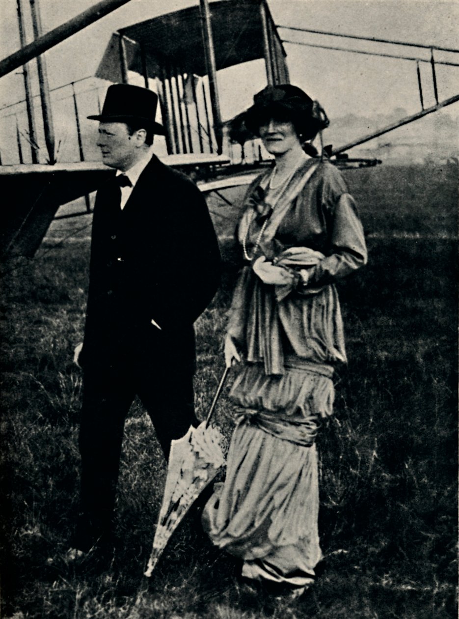 Herr och fru Churchill vid ett luftmöte i Hendon, c1910-talet, 1945. av Unbekannt