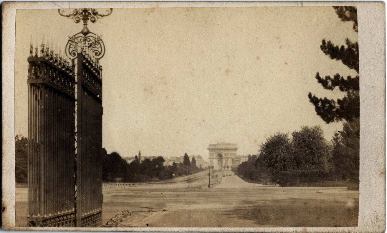 Paris kommun (1871): utsikt över Porte Maillot och Triumfbågen. Anonym fotografering. Tryck på kartong Dim. 17x8 cm av Unbekannt