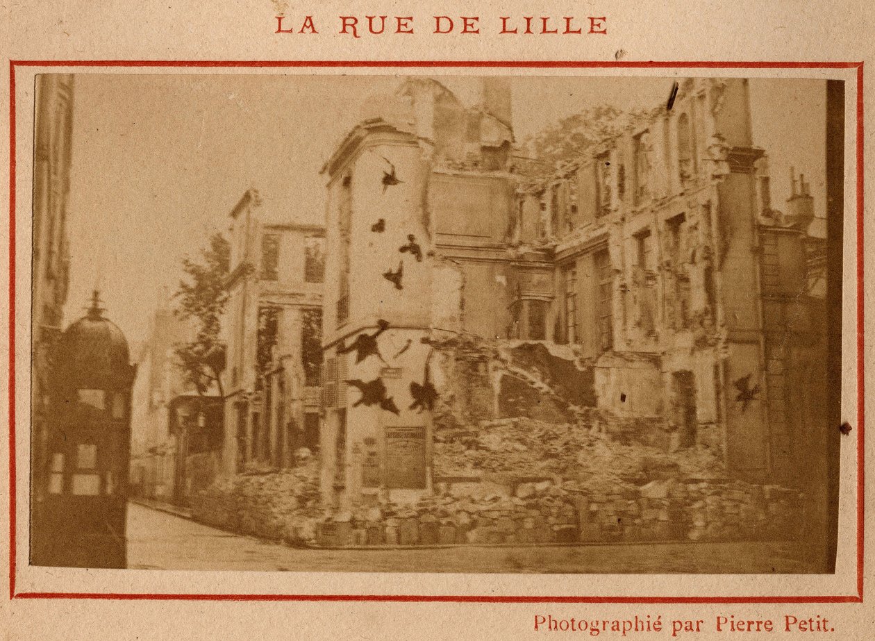Paris kommun (1871): utsikt över de byggnader som förstördes i rue de Lille i Paris i maj 1871. Fotografi av Pierre Pepetit. Tryck på kartong, Dim. 9x5,4 cm av Unbekannt