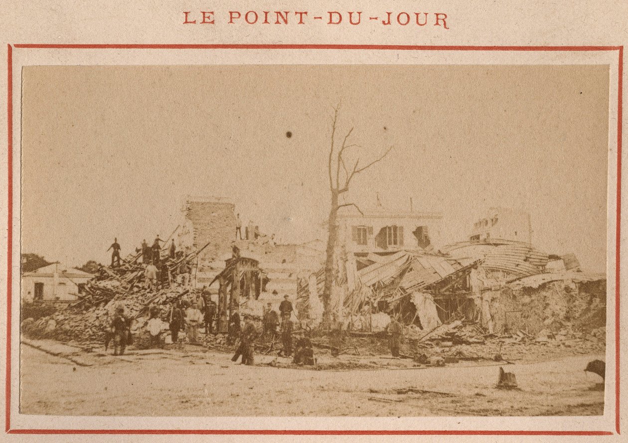 Paris kommun (1871): utsikt över ruinerna i distriktet Point-du-Jour i Paris i maj 1871. Fotografi av Pierre Pepetit. Tryck på kartong, Dim. 9x5,4 cm av Unbekannt