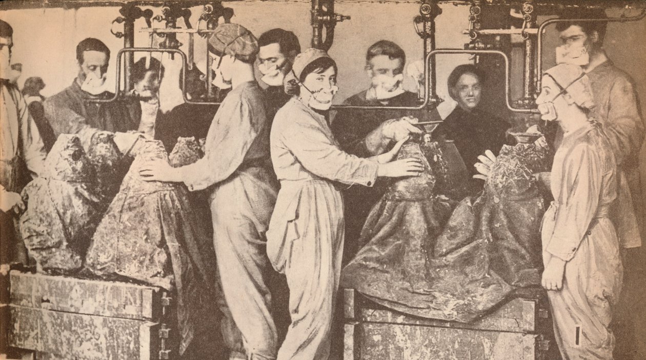 Ammunitionsarbetare som bär andningsskydd medan de fyller säljer med Trinitrotoluene T.N.T., c1916, 19 av Unbekannt