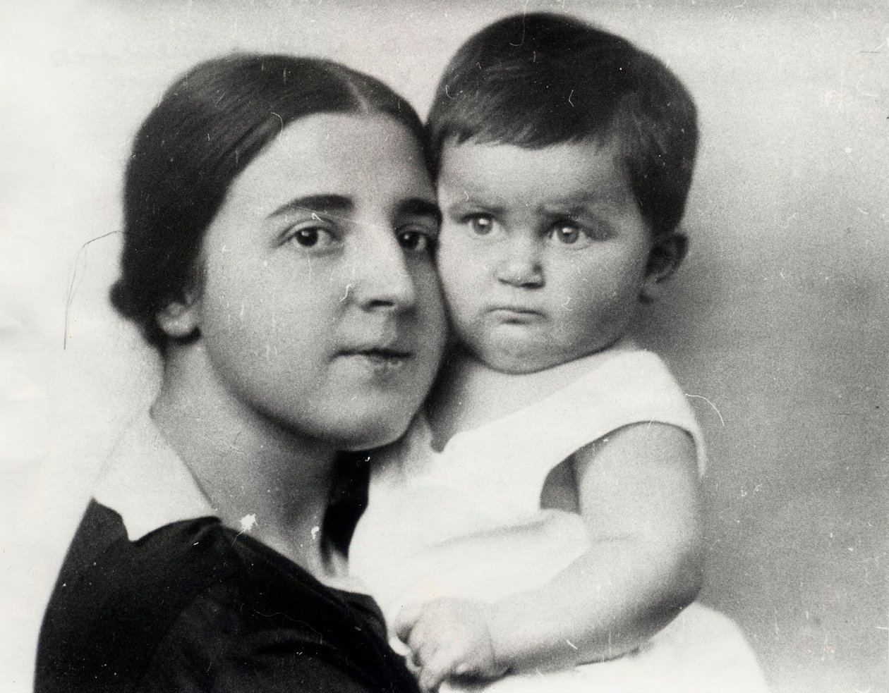 Nadezhda Alliluyeva, andra fru till Josef Stalin, och deras dotter Svetlana Alliluyeva, 1927 av Unbekannt