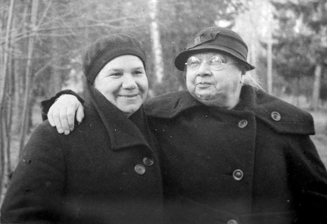 Nadezhda Krupskaya, Lenins fru, med en vän, 1936 av Unbekannt