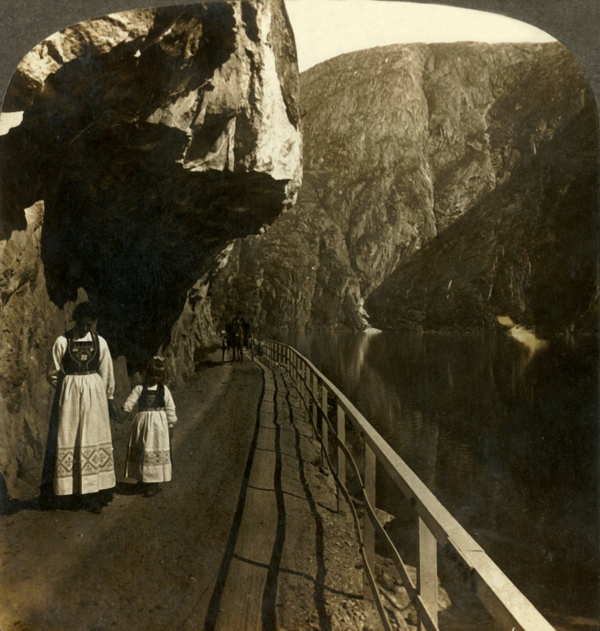 Smal stenhylla där vägen till Voring Falls förbi sjön Oifjords djupa vatten, Norge, c1905. av Unbekannt