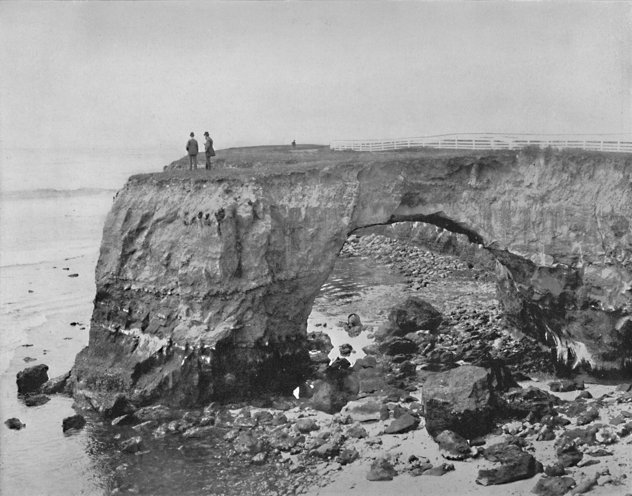 Natural Bridge på kusten nära Santa Cruz, Kalifornien, c1897. av Unbekannt