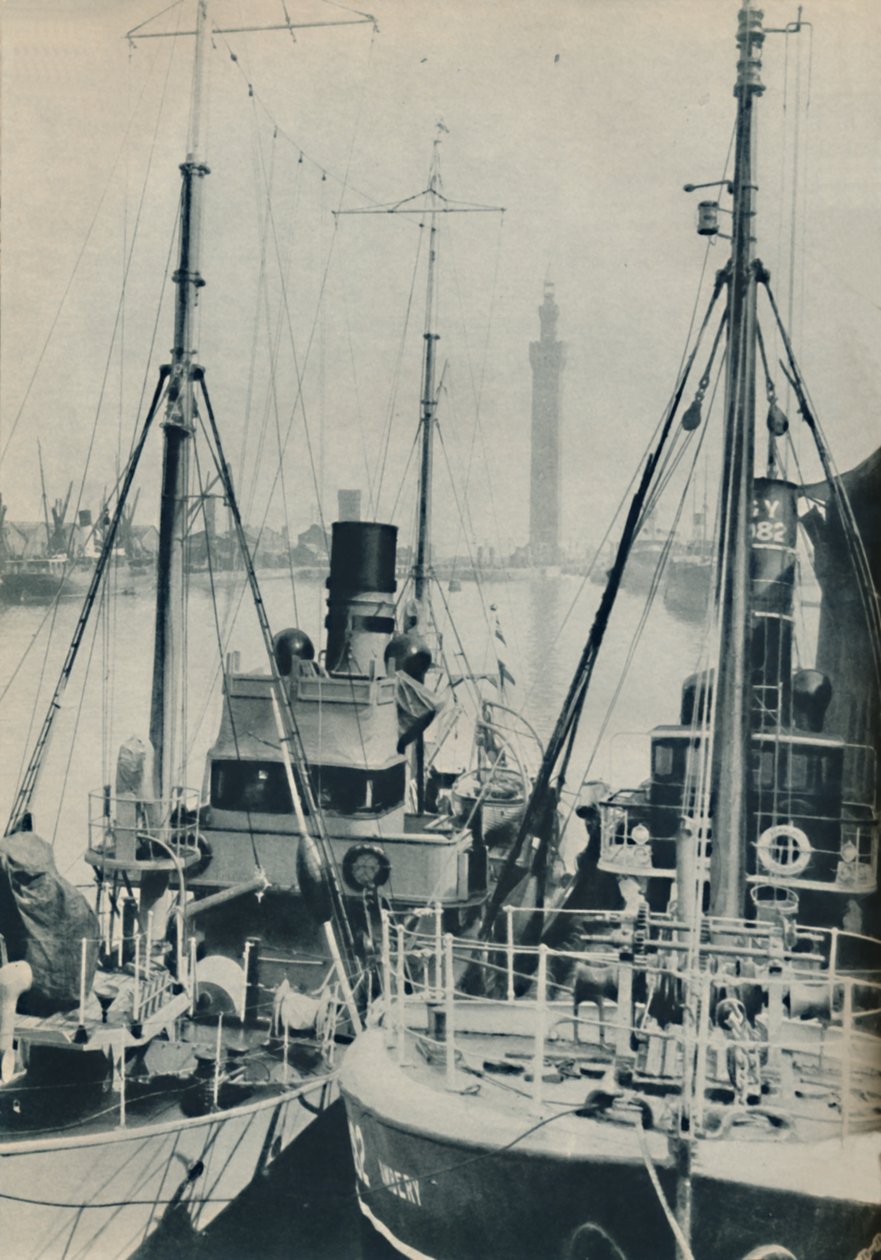 Naval Trawler, HMS Liffy vid sidan av ett Grimsby fiskefartyg i Grimsby Docks, 1937 av Unbekannt